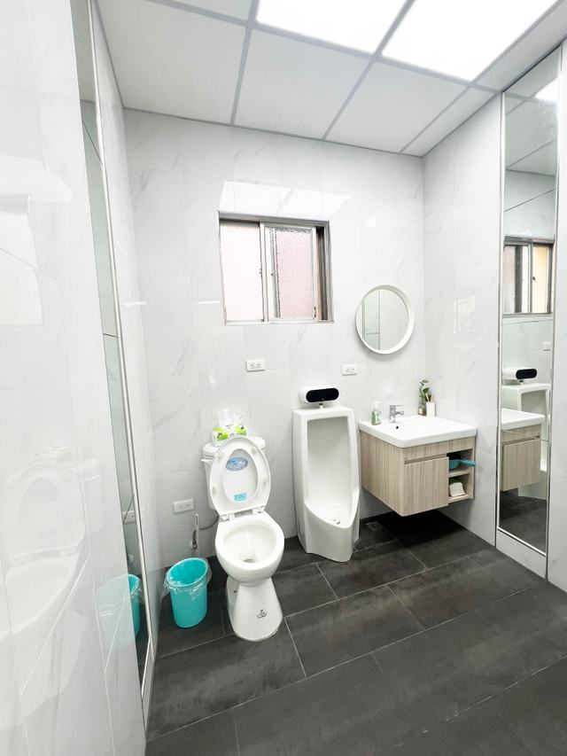 Private restroom with a urinal in the large partitioned room on floor 3 at Alliance Park A1 Zone