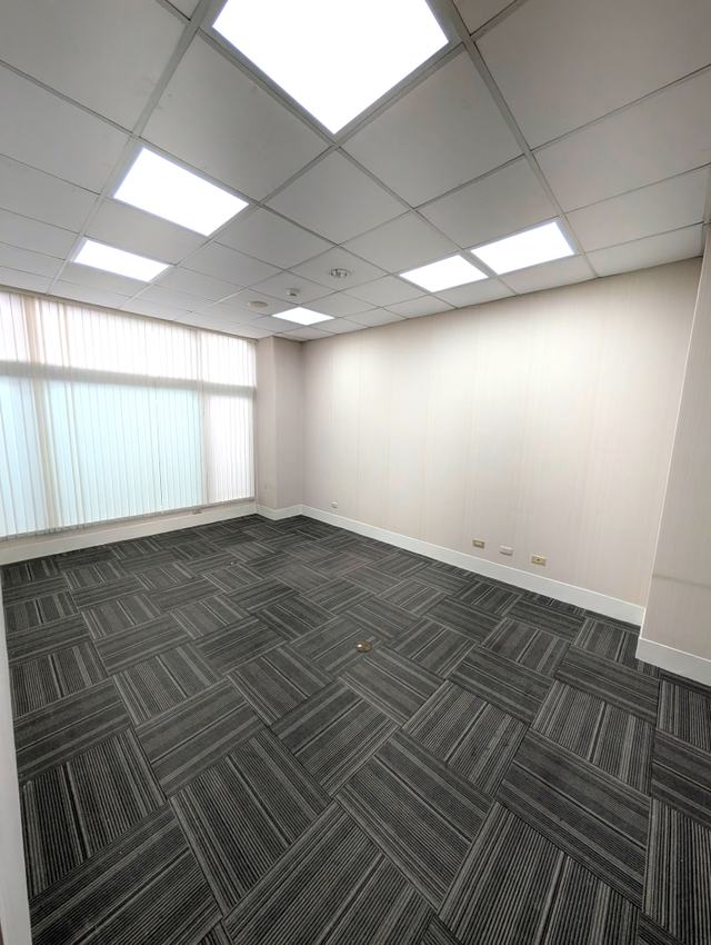 Medium-sized partitioned room suitable for a meeting room or executive office, Alliance Park, Zone B, Floor 2