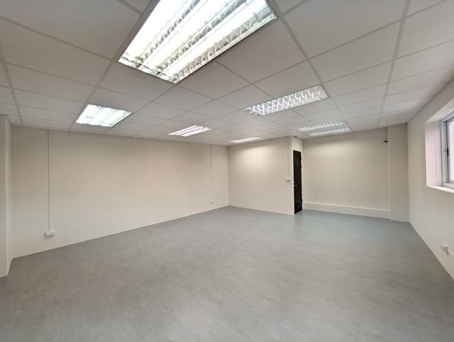 Alliance Park Zone B, Floor 4 upper-level partitioned room, suitable for a meeting room or manager’s office