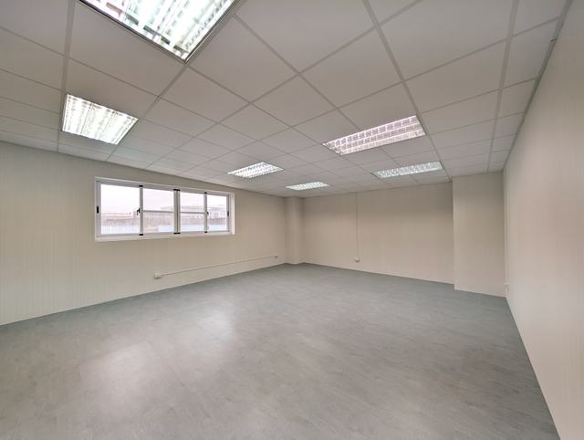 Alliance Park Zone B, Floor 4 upper-level partitioned room, suitable for a meeting room or manager’s office